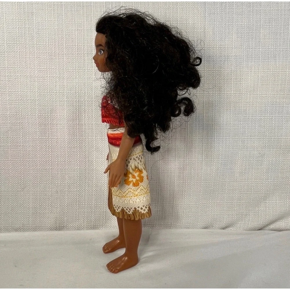 Disney Moana of Motunui 11 Inch Fashion Doll with Signature Outfit and Necklace